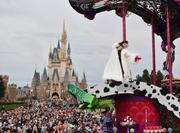 　東京ディズニーランドの秋のイベント「ディズニー・ハロウィーン」のパレード＝１５日午後、千葉県浦安市