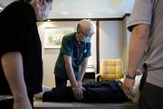 　旧日本軍が遺棄した毒ガス兵器による被害者の健康状態を確認する、日中未来平和基金のメンバー＝２４日、中国黒竜江省チチハル市（共同）