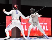 女子フルーレ団体決勝・日本×韓国＝果敢に攻める日本の辻すみれ（右）＝愛知県国際展示場（撮影・山田雄大）