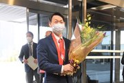 職員から花束を受け取り、拍手で迎えられる永井秀昭選手＝岐阜県庁