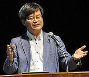 記念講演で「新聞は未来を照らす羅針盤」と語った天野浩さん＝同