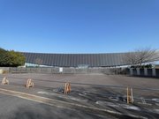 正面玄関は閉鎖され、立ち入りできないようになっている＝岐阜県安八郡安八町大森（２０２３年１月１７日撮影）