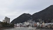 飛騨川沿いに旅館が建ち並ぶ下呂温泉街＝下呂市内