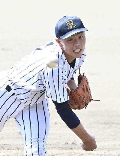県岐阜商×高山西＝６回裏、力投する高山西のエース高橋＝長良川