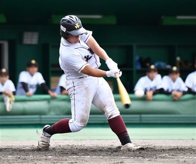 岐阜聖徳×大垣西＝安打を放つ大垣西の今西＝長良川