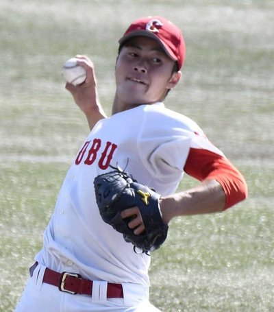 中部学院大時代の三男稜吾さん。社会人チームでプロ入りを目指す＝ＫＹＢ