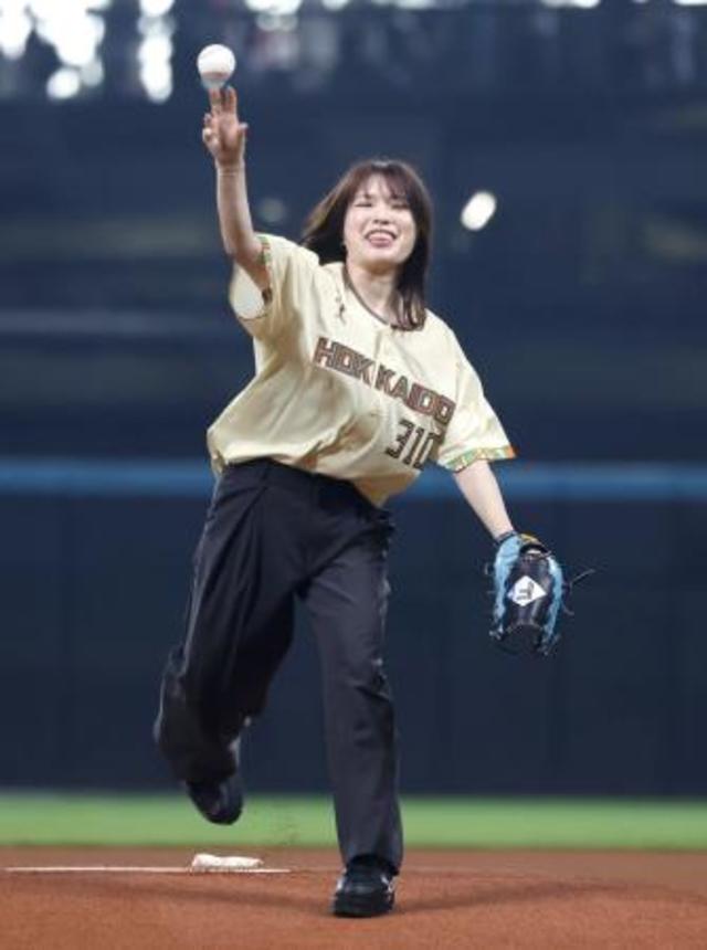 　始球式を務める佐藤綾乃さん＝エスコンフィールド