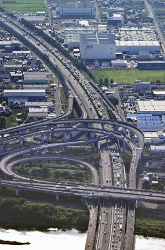 　昨年８月、お盆の帰省ラッシュで渋滞する東名高速道路・海老名ジャンクション付近の下り線（右側）＝神奈川県海老名市